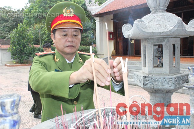 Đồng chí Đại tá Trần Sỹ Phàng, Bí thư Đảng ủy, Giám thị Trại tạm giam Công an tỉnh dâng hương tại nhà tưởng niệm cố Bộ trưởng