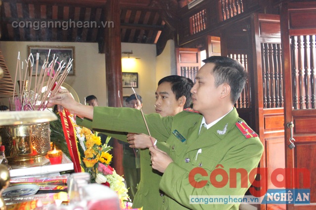 Dâng hoa tưởng niệm cố Bộ trưởng Trần Quốc Hoàn