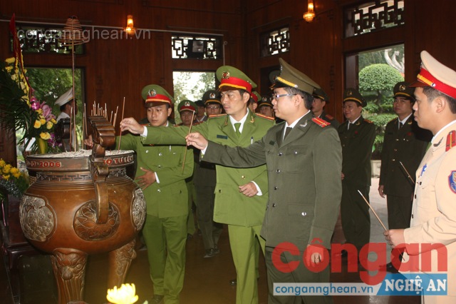 Dâng hương Chủ tịch Hồ Chí Minh