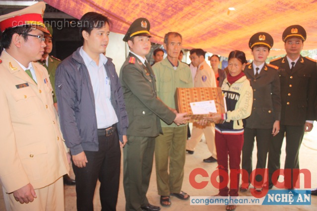 Trao quà cho ông đồng chí Trần Văn Hóa- công an viên xã Võ Liệt, Thanh Chương