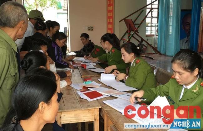 Xuống địa bàn cấp đổi sổ hộ khẩu cho nhân dân