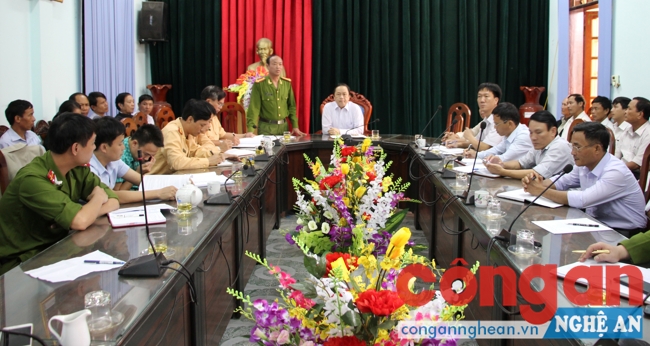 Đoàn liên ngành làm việc với UBND huyện Hưng Nguyên, đại diện lãnh đạo các xã và các chủ bến bãi tập kết, mua bán cát sỏi ven sông Lam