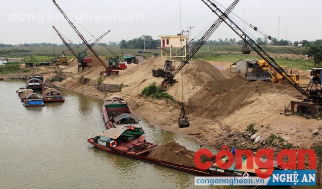 Gần chân cầu Yên Xuân hiện có 4 bến, bãi tập kết cát, sỏi trái phép cần di dời