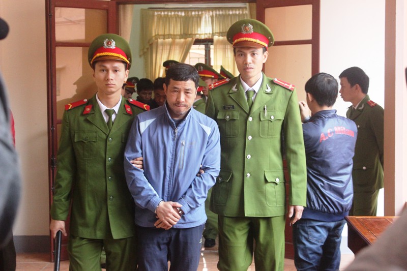 Dẫn giải bị cáo ra trước vành móng ngựa.
