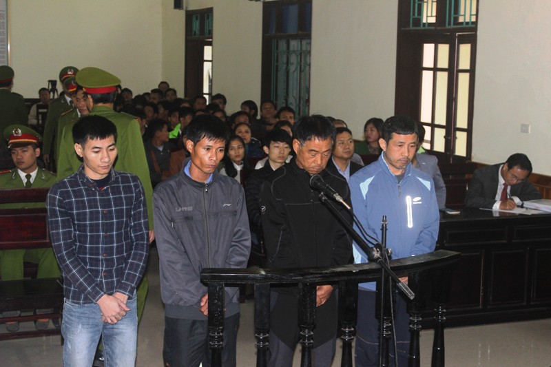 Các bị cáo trước vành móng ngựa.