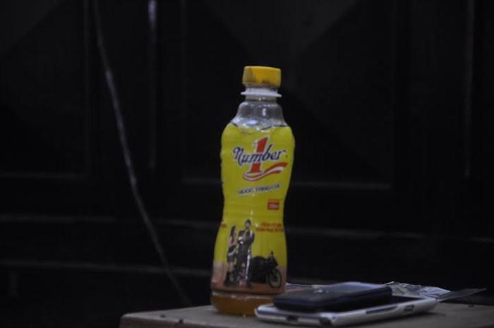 Chai nước là vật chứng của vụ án