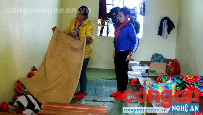 Học sinh bán trú ở Huồi Tụ phải ngủ trên sàn gạch trong mùa đông