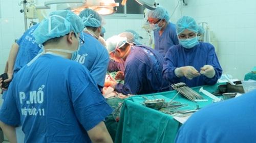 Các bs đang thực hiện ca ghép tim cho bệnh nhân X.