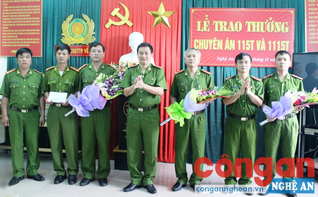 Đồng chí Đại tá Nguyễn Mạnh Hùng, Phó Giám đốc Công an tỉnh trao thưởng cho Ban chuyên án 115T