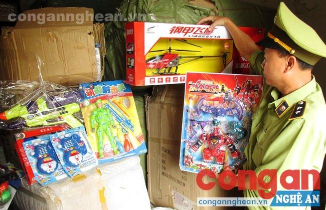 Chi cục QLTT kiểm tra chất lượng hàng hóa tại chợ Vinh