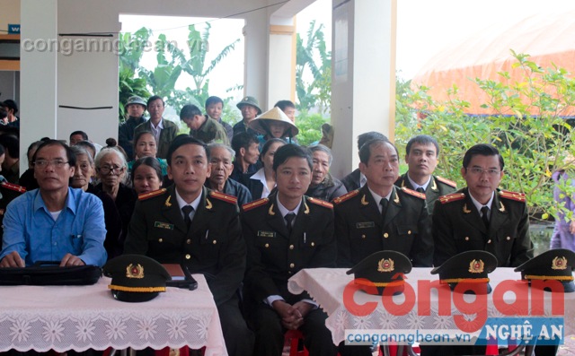 Lãnh đạo các phòng ban Công an tỉnh tham gia buổi cấp phát thuốc