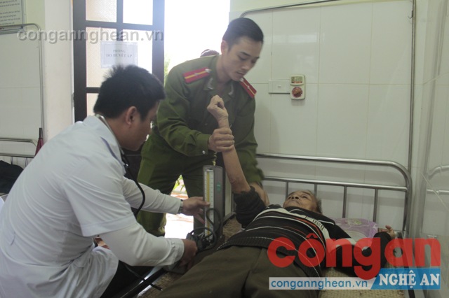 Tận tình khám bệnh cho người dân