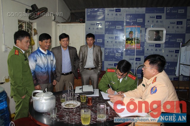 Doanh nghiệp tư nhân Ngọc Huy chấp hành việc di chuyển cát và tháo dỡ, di chuyển cần cẩu ra khỏi bến