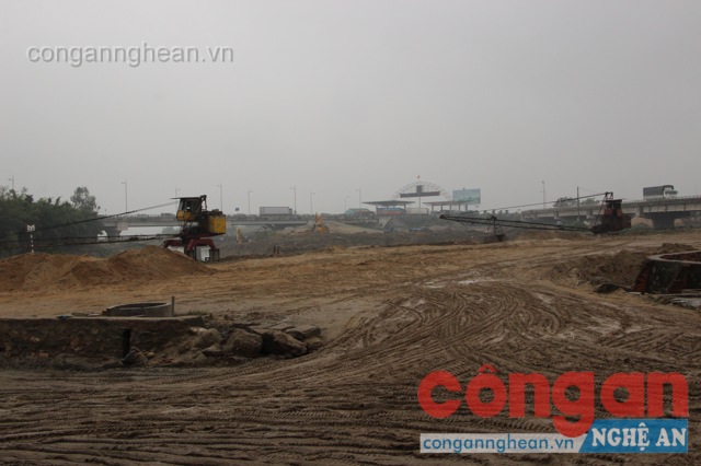 Công ty Hùng Hưng chưa chấp hành việc tháo dỡ và di chuyển cần cẩu