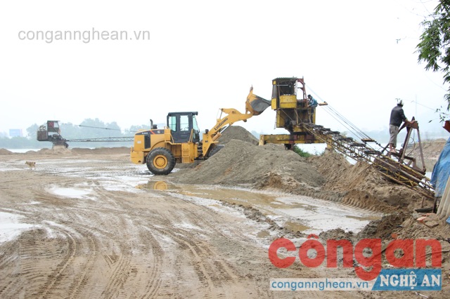 Công ty Minh Sơn chỉ mới hạ thấp cần cẩu, chưa tháo dỡ