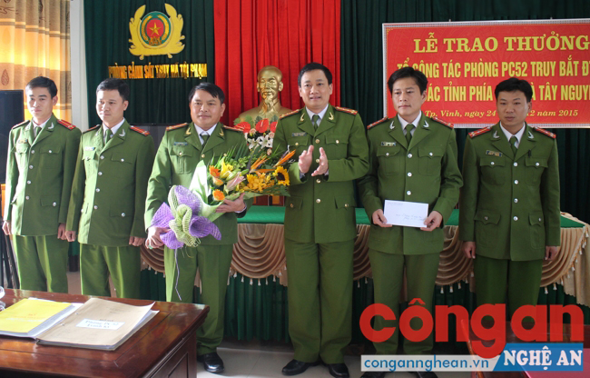 Đồng chí Đại tá Nguyễn Mạnh Hùng trao thưởng cho tổ công tác