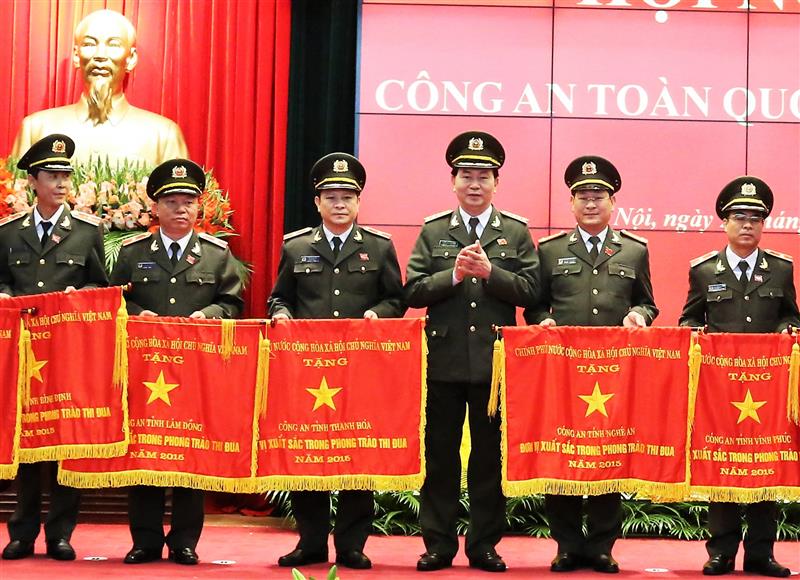 Công an Nghệ An nhận Cờ thi đua Chính phủ
