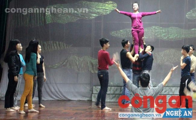 Một buổi tập luyện để chuẩn bị công diễn của các nghệ sĩ