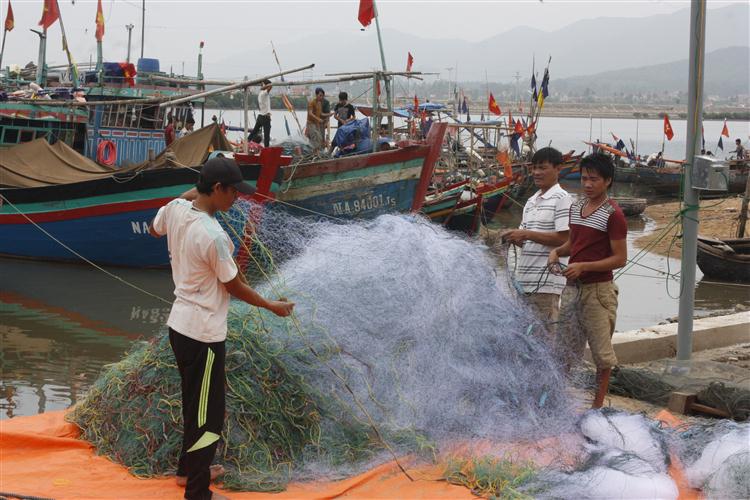 Ngư dân TX Hoàng Mai chuẩn bị ngư cụ cho một chuyến ra khơi, bám biển