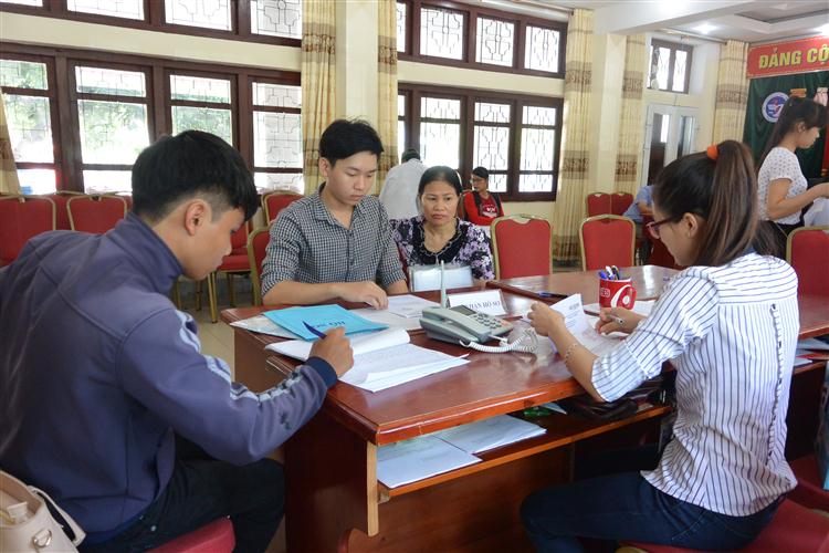 Khâu xét tuyển để lộ nhiều bất cập khiến thí sinh                 và người nhà lo lắng, mệt mỏi (Trong ảnh: Thí sinh rút hồ sơ                                   tại Trường Đại học Vinh)