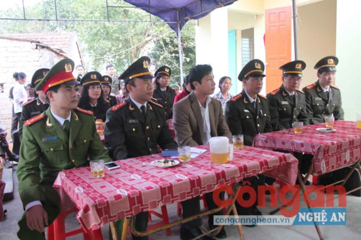 Đại diện các đơn vị dự lễ giao nhà