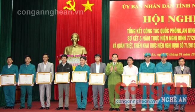 Đồng chí Đại tá Nguyễn Hữu Cầu, Ủy viên BTV Tỉnh ủy, Giám đốc Công an tỉnh                             trao Bằng khen của UBND tỉnh cho các tập thể có thành tích xuất sắc                                            trong triển khai thực hiện Nghị định 77 của Chính phủ