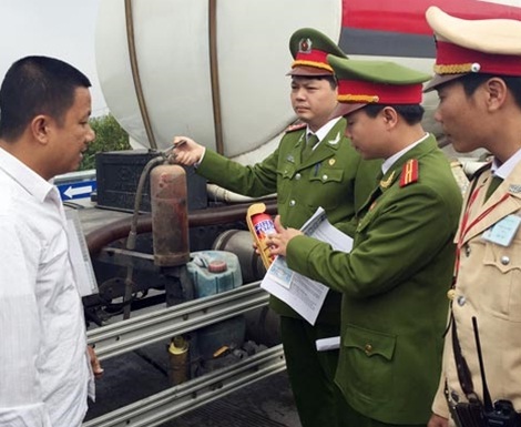 Lực lượng Cảnh sát phòng cháy chữa cháy kiểm tra, hướng dẫn một tài xế sử dụng bình chữa cháy.