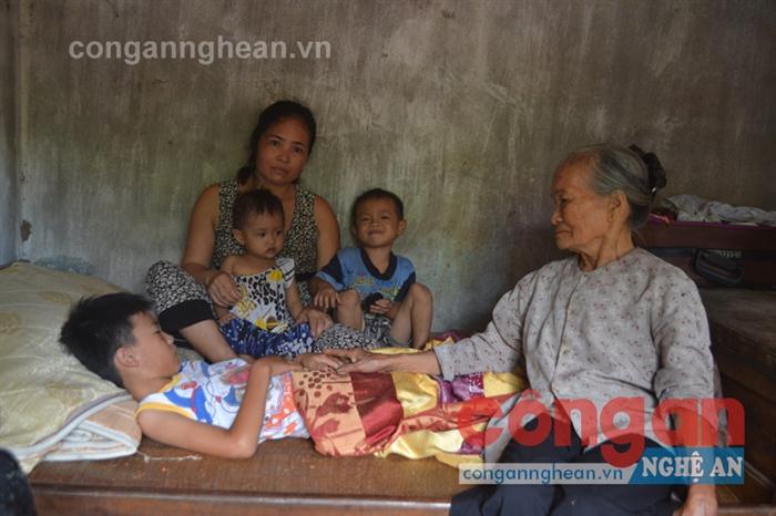 Mẹ già 85 tuổi bắt ốc nuôi con gái và 4 cháu ngớ ngẩn