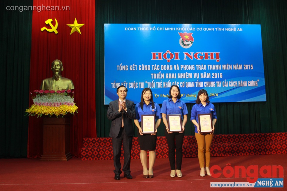 Đ/c Phó Chủ tịch UBND tỉnh trao giải cho các tác giả đạt giải