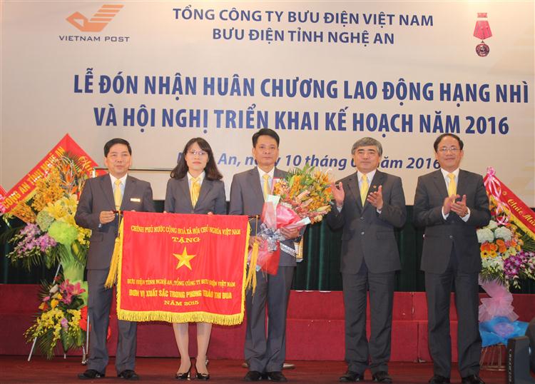 Bưu điện Nghệ An đón nhận Huân chương Lao động hạng Nhì
