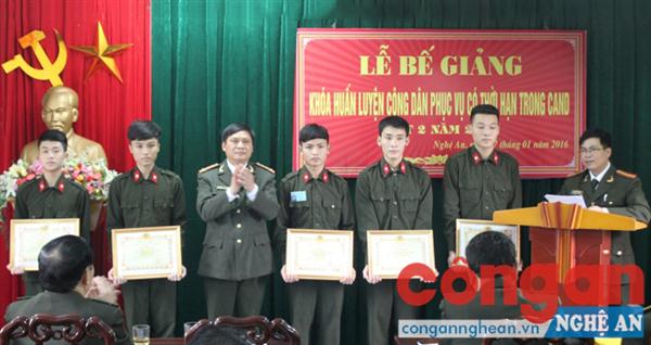 Bế giảng khóa huấn luyện chiến sỹ phục vụ có thời hạn trong CAND