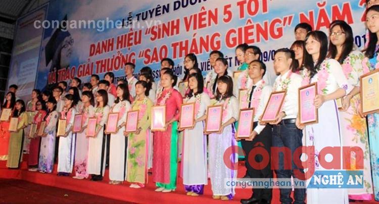 Tuyên dương 'Sinh viên 5 tốt' và trao thưởng 'Sao tháng Giêng' năm 2016