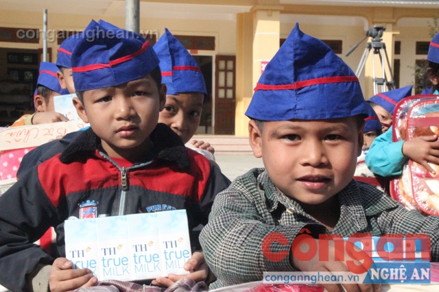 Nụ cười trên khuôn mặt của các em khi được nhận quà