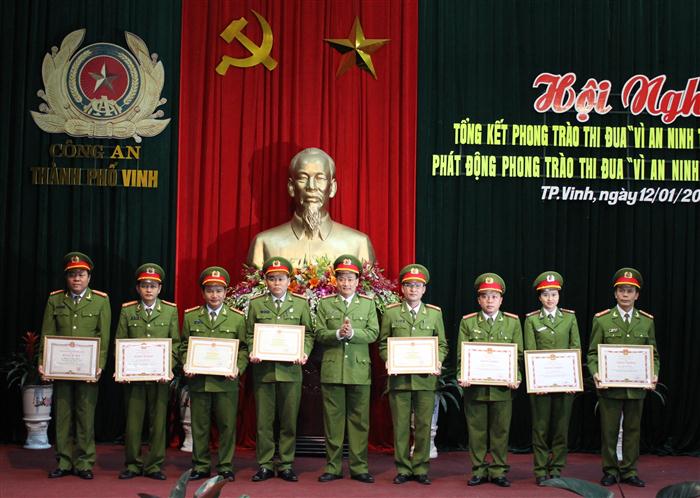 Đồng chí Đại tá Nguyễn Mạnh Hùng, Phó giám đốc Công an tỉnh trao Bằng khen, Giấy khen tại Hội nghị