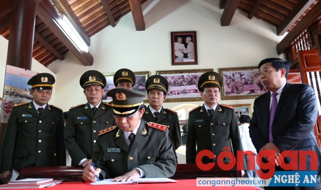 Đồng chí Thượng tướng Đặng Văn Hiếu, Ủy viên TW Đảng, Thứ trưởng Thường trực Bộ Công an ghi sổ vàng lưu niệm tại Nhà tưởng niệm cố Bộ trưởng Trần Quốc Hoàn