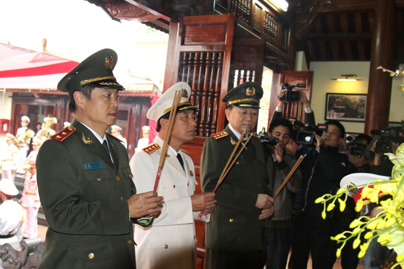 Đại biểu Bộ Công an dâng hoa, dâng hương tưởng niệm.