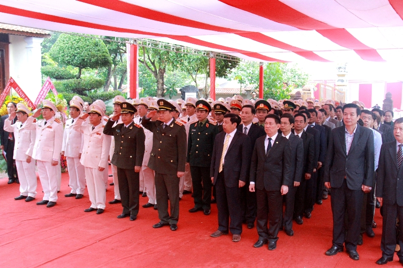 Các đại biểu tham gia lễ dâng hoa, dâng hương tưởng niệm.