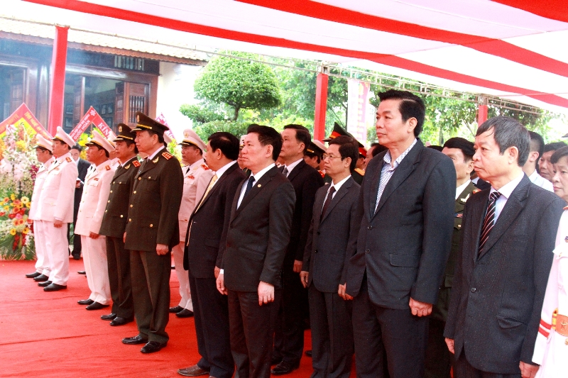 Các đại biểu tham gia lễ dâng hoa, dâng hương tưởng niệm.