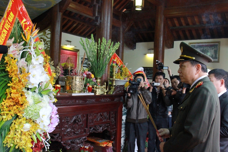 Đại diện Lãnh đạo Bộ Công an dâng hoa, dâng hương tưởng niệm.