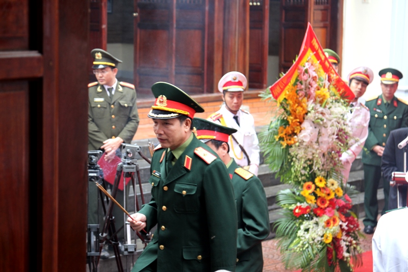 Đại diện Lãnh đạo Quân khu IV dâng hoa, dâng hương.