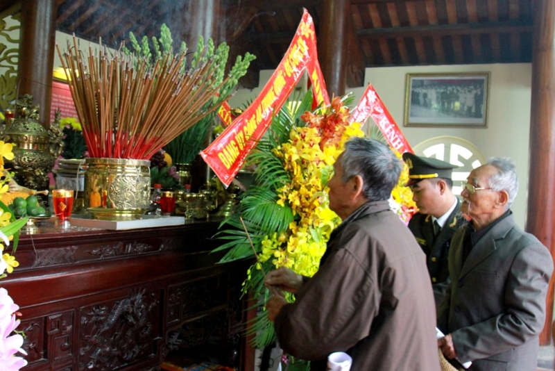 Các cụ cao niên xã Nam Trung dâng hương tưởng niệm.