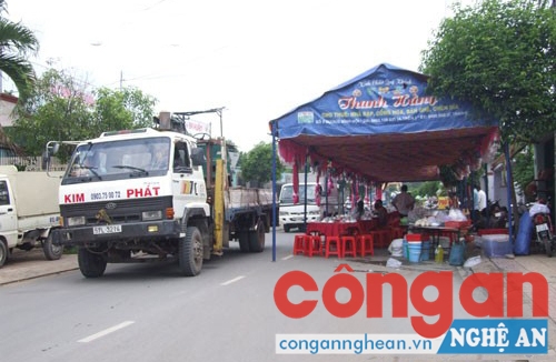 Rạp cưới lấn chiếm lòng, lề đường: Tiềm ẩn nguy cơ TNGT