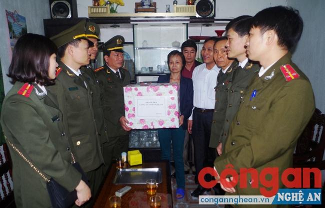 Thăm và tặng quà cho gia đình đặc biệt khó khăn