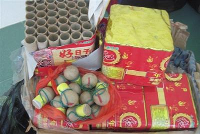2 thanh niên vận chuyển gần 800 quả pháo