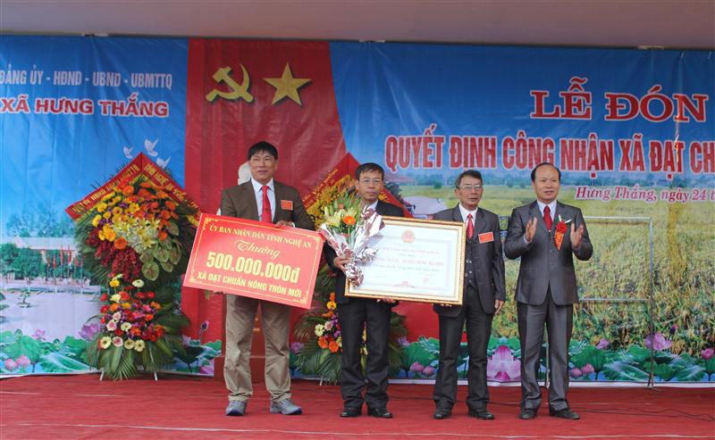 Đón nhận quyết định công nhận xã đạt chuẩn Nông thôn mới