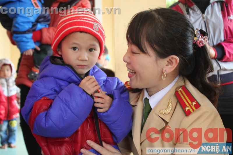 Công an Nghệ An hỗ trợ đồng bào nghèo đón Tết
