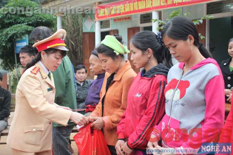 Công an Nghệ An hỗ trợ người nghèo đón Tết