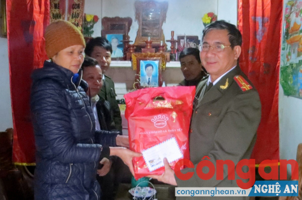 Tặng quà Tết cho hộ nghèo tại xã Bắc Thành, Yên Thành
