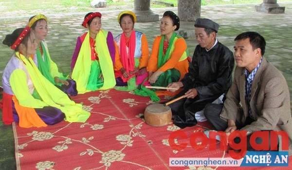 Làng chèo ngày xuân