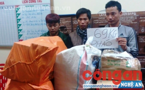 Bắt 3 đối tượng mua bán pháo nổ trái phép